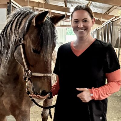 Dr Nichole Logan Nichole Logan with a horse